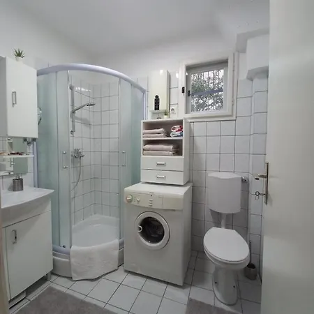 Emmi Apartment *
