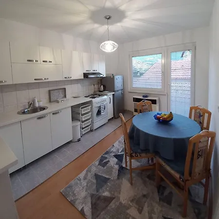 Emmi Apartment *