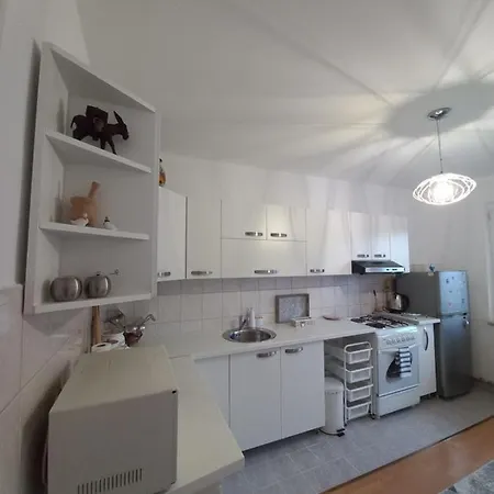 Emmi Apartment *
