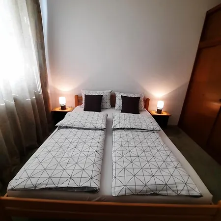 Emmi Apartment *