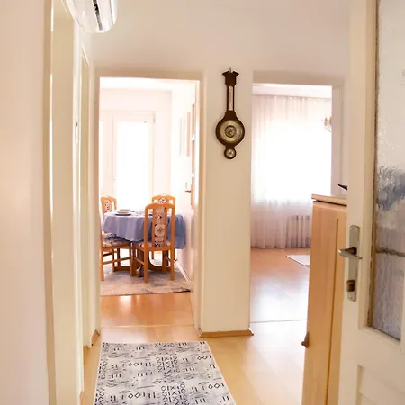 Emmi Apartment *